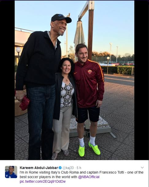 Kareem con una sua collaboratrice e Francesco Totti (da Twitter @kaj33)
